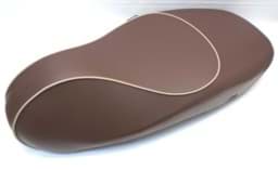 Zeige Details für Sitzbank Vespa Primavera/Sprint, Modell 70th Anniversary Edition, Farbe Braun, Original Bild von Sitzbank Vespa Primavera/Sprint, Modell 70th Anniversary Edition, Farbe Braun, Original