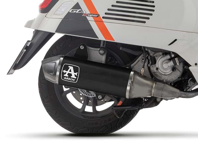 Immagine di Impianto di scarico sportivo Arrow Urban completo, alluminio nero anodizzato/cappuccio in acciaio inox Vespa GTS 310 E5+, con omologazione EG/CH.